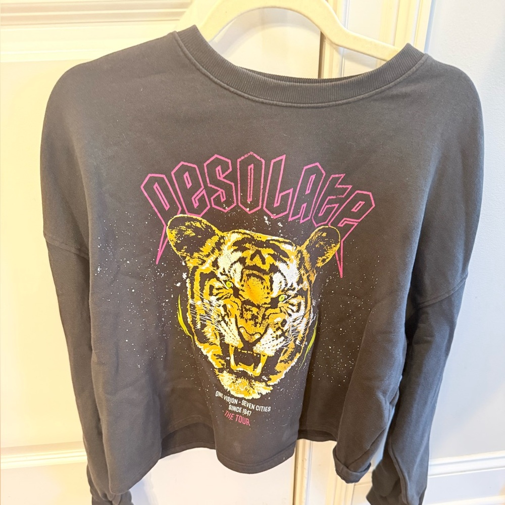 H & M “Desolate” Sweatshirt Cropped Size L